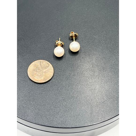 Genuine 14K Yellow Gold Japan
2.1g Stamped K14 Classic 8mm Pearl Stud Earrings - Picture 2 of 13